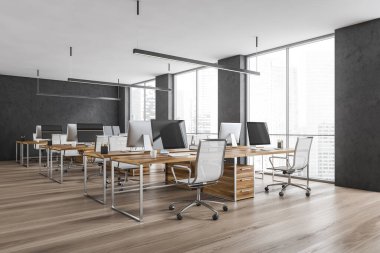 Pencerelerin yanındaki masalarda koltukları ve bilgisayarları olan ahşap ofis odası, yan görüş. Modern minimalist mobilyaları olan gri ve ahşap ofis odası, 3 boyutlu, kimseyi göstermiyor.