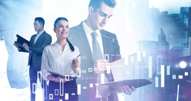 Bulanık şehirde birlikte çalışan üç farklı iş adamının portresi. Finansal tabloların iki katına çıkarılmış. Tonu ayarlanmış resim