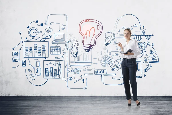 Retrato Una Joven Empresaria Europea Sonriente Parada Cerca Muro Hormigón — Foto de Stock