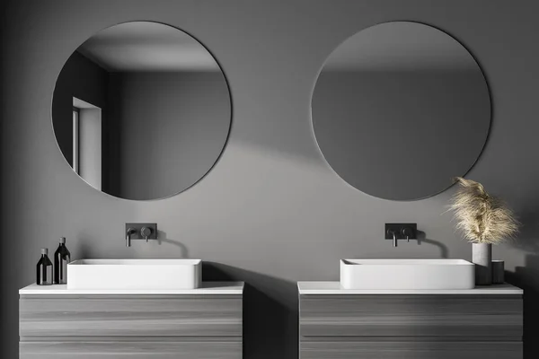 Moderní Koupelna Šedými Stěnami Dvojité Umyvadlo Kulatými Zrcátky Levé Okenní — Stock fotografie