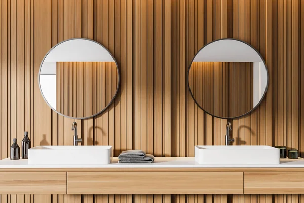 带有木制墙壁和舒适的双面陶瓷水池的时尚浴室内部有两个圆形镜子 前面的景色3D渲染 — 图库照片
