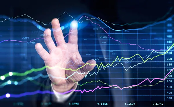 2倍の財務グラフの露出とぼやけた青の背景にタブレットコンピュータを使用して若いビジネスマンの手 トーン画像 — ストック写真
