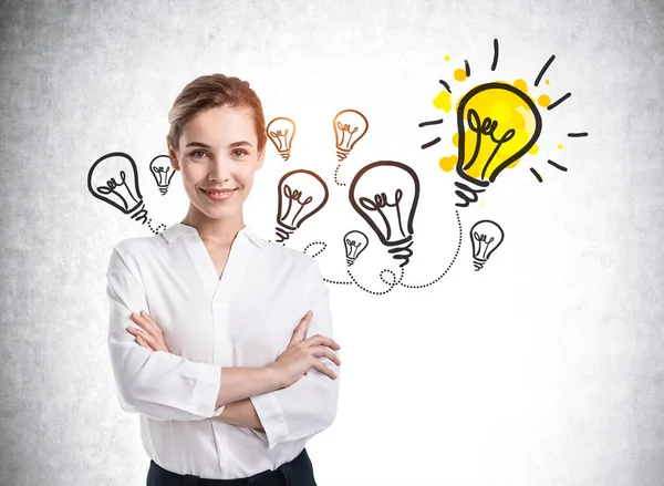 Retrato Joven Empresaria Europea Confiada Sonriente Parada Cerca Muro Hormigón — Foto de Stock