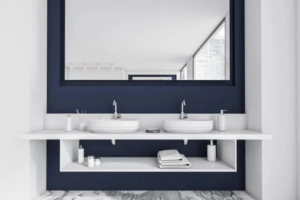 Betonový Bílý Modrý Interiér Koupelny Šedou Mramorovou Podlahou Dvojitým Umyvadlem — Stock fotografie