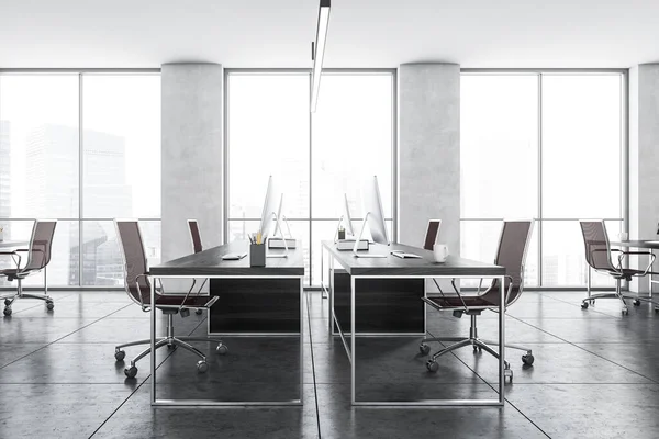 Salle Bureau Avec Fauteuils Ordinateurs Sur Les Tables Dans Une — Photo