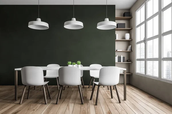 Grünes Und Hölzernes Wohnzimmer Mit Stühlen Und Tisch Auf Parkettboden — Stockfoto