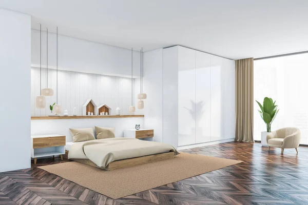 Weißes Und Hölzernes Schlafzimmer Mit Bettwäsche Auf Teppich Parkettboden Und — Stockfoto