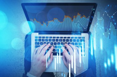 Tüccarların ellerinin dizüstü bilgisayarda formasyon grafiğiyle yazışının en üst görüntüsü. Finans ve yatırım konsepti. Çift pozlama