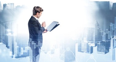 Notlar alan ve faiz oranını artırmak ve istisnai mali sonuçlar elde etmek için yeni bir strateji belirlemeye çalışan mali analistin yan görüşü. Çifte maruziyet. New York şehir merkezi