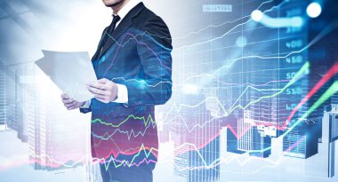 Gelirleri artırmak ve istisnai mali sonuçlar elde etmek için yeni bir strateji uygulamak amacıyla borsa davranışlarıyla ilgili haftalık raporu kontrol eden finans analisti. Çifte maruziyet. New York