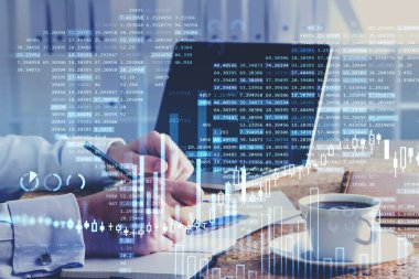 Bir finans analisti notlar alıyor ve piyasayı yenmek ve olağanüstü mali sonuçlar elde etmek için yeni bir strateji belirlemeye çalışıyor. Laptop arka planda. Çift pozlama.