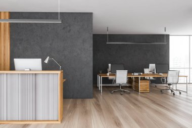 Ahşap ve gri kabul odası ve pencereye yakın bilgisayarları ve masası olan bir uzay ofisi odası. Ofis masalı resepsiyon girişi, mermer kat 3D, kimseyi göstermiyor.