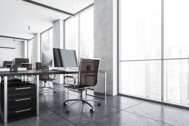 Pencerelerin yanındaki masalarda koltukları ve bilgisayarları olan ofis odası. Modern minimalist mobilyaları olan açık gri ofis odası, 3 boyutlu, kimseyi göstermiyor.