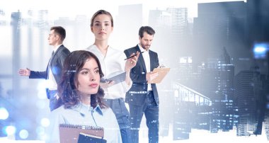 Akşam vakti ofiste çalışan iş adamları, arka planda New York şehri. Sıkı çalış ve iş geliştirme konsepti. Çift pozlama