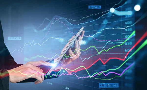 Empresário Usando Tablet Com Holograma Relatório Negócios Conceito Sucesso Empresarial — Fotografia de Stock