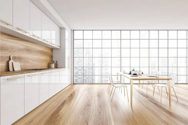 白色和木制的简约厨房 侧视图 餐桌与椅子 窗户与城市景观 在轻便的现代厨房里用盘子吃饭 3D显示没有人 — 图库照片
