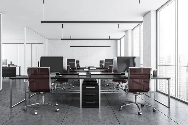 Pencerelerin yanındaki masalarda koltukları ve bilgisayarları olan ofis odası. Modern minimalist mobilyaları olan açık gri ofis odası, 3 boyutlu, kimseyi göstermiyor.