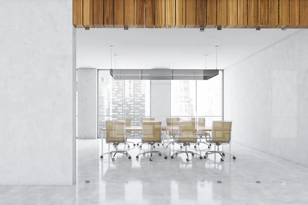 Bílá Konferenční Místnost Béžovými Křesly Dřevěným Stolem Kancelářský Minimalistický Nábytek — Stock fotografie