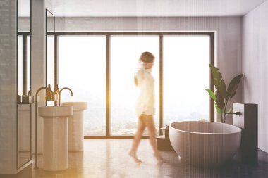 Aynalı iki ayrı beyaz lavabo ve işaret fişeği. Pencerenin yanındaki mermer zemindeki beyaz küvetin tonlu görüntüsü. Beyaz ve gri banyo mobilyaları, 3 boyutlu.