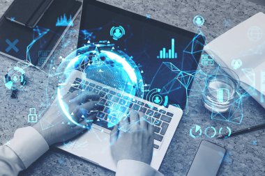 Bilgisayarlı, cihazlı, küresel ağ bağlantısı olan ellerin gri resmi. Önplanda ikonlar olan mavi bir dünya hologramı. İnternet bağlantısı kavramı