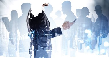 Bir grup iş adamı proje üzerinde çalışıyor, toplantılar, konferans görüşmeleri, mesajlaşma, iş hayatı. New York arka planda. Ağ oluşturma ve işe alma süreci Çifte pozlama.