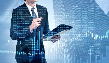 Bir finans analisti notlar alıyor ve piyasayı yenmek ve olağanüstü mali sonuçlar elde etmek için yeni bir strateji belirlemeye çalışıyor. Çifte maruziyet. düşük açı şehir merkezi.