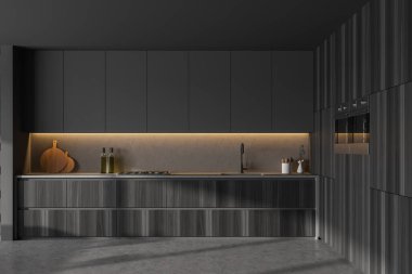 Koyu gri ahşap mutfak seti, arka lambası, fırını olan raf, ön görüş. Mermer zeminde gri lüks mutfak, 3 boyutlu, insan yok.