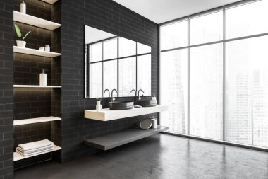 Siyah tuğlalı banyo, iki lavabo, havluyla raflar, büyük pencerenin yanındaki ayna, yan görüş. Modern banyonun minimalist tasarımı, 3D görüntüleme, insan yok.