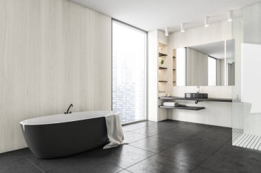Lavabo ve aynalı siyah ve ahşap minimalist banyo pencere kenarında siyah küvet, yan görüş. Siyah fayanslı zeminde modern minimalist banyo, 3 boyutlu, kimseyi göstermiyor.