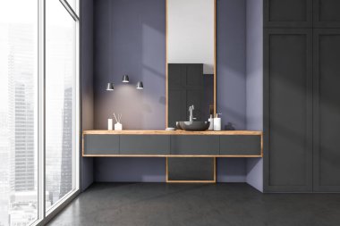 Mor gri duvarları, beton zemini olan modern panoramik banyonun köşesi, dikey aynası ve penceresi bulanık şehir manzaralı ahşap tezgahta duran lavabo. 3d oluşturma