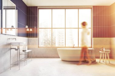 Büyük beden gömlek giyen esmer kız modern banyoda ya da otelde yürüyor, uyanıyor ve sabah banyosu yapıyor.