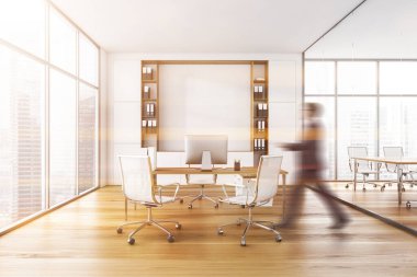 İşadamı, uluslararası danışmanlık şirketinin modern panoramik ofisindeki ofisinde, COE ve liderlik konseptinde yürüyor. İş yeri ve patron konsepti. Mercek parlaması