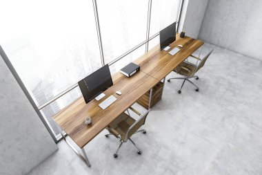 Ahşap masalı ve bilgisayarlı beyaz ofis odası manzarası mermer zeminde bej sandalyeler. Pencerenin yanındaki ofis mobilyaları, 3 boyutlu, kimseyi göstermiyor