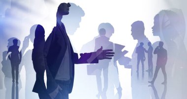 Resmi takım elbiseli bir iş adamı silueti el sıkışmak için elini uzatıyor. Şirket kültürü konsepti. Arka planda iş arkadaşları var. Çift pozlama.