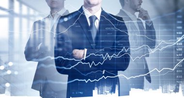 Borsa davranışlarını tahmin etmek için analitiği araştıran üç iş adamının siluetleri. Ön taraftaki CEO el ele tutuşuyor. New York arka planda. Çift pozlama