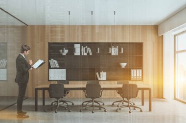 Kafkas işadamı, uluslararası danışmanlık şirketinin modern panoramik ofisinde toplantı, COE ve liderlik öncesinde belgeleri araştırıyor. İş yeri ve patron konsepti. Toplantı odası. Mercek parlaması