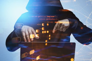 Web hologram kodlama arayüzündeki hackerların ön görüntüsü, parlayan programlama aktiviteleri, bilgiler. İnternet, inovasyon ve siber saldırı, çift esans