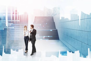 Genç profesyoneller, iş adamları finans piyasası ve şehir merkezindeki modern soyut ofis boyunca yürüme haberleri hakkında tartışıyorlar. İş hayatı. Gökdelen manzaralı. çift pozlama