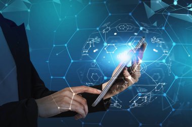 Business Woman tablet bilgisayarla çalışıyor. Sosyal medya ve bilgi bağlantısı simgeleri havada uçuşuyor. Çift pozlama