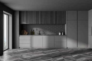 Koyu gri ahşap mutfak seti ve güverte aletlerle, ön manzara, güneş ışığı olan pencere. Parke zemin üzerinde gri lüks mutfak, 3 boyutlu, kimseyi göstermiyor.