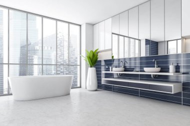 Beyaz ve mavi banyo, iki lavabo, pencerenin yanında beyaz küvet, yan görüş. Mermer zemini ve bitkisi olan mavi bir banyo. 3D, kimseyi göstermiyor.