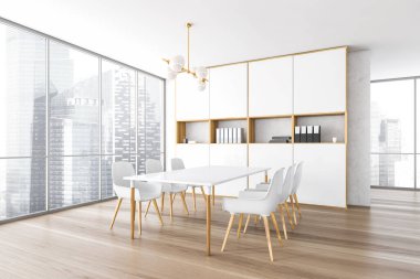 Beyaz ve ahşap oda. Ofiste bir sürü sandalye var. Parke zemin, yan manzara. Beyaz masalı bekleme odası ve pencere kenarındaki beyaz sandalyeli şehir manzaralı, 3 boyutlu, kimseyi göstermeyen.