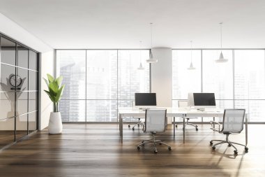 Koltuklu ahşap oda ve pencere kenarındaki bilgisayarlı masalar. Açık uzay odasındaki minimalist mobilyalar iş dünyasındaki cam kapıların arkasında, 3D 'de hiç insan yok.