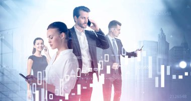 Birlikte çalışan iş adamlarının iki katına çıkarılması ve toplantılar ve konferans görüşmeleri yapılması. Borsa tahminleri ve finansal tablolar. Arka planda New York şehri.