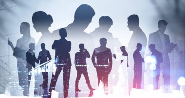 Akşam vakti New York 'un panoramasında çalışan ve aceleyle ofise koşan iş adamlarının siluetleri. Sıkı çalış ve iş geliştirme konsepti. Çift pozlama