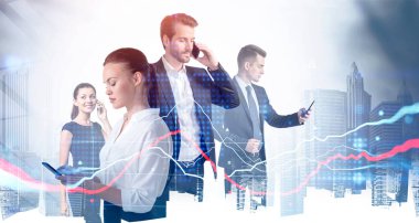 Birlikte çalışan iş adamlarının iki katına çıkarılması ve toplantılar ve konferans görüşmeleri yapılması. Borsa tahminleri ve finansal tablolar. Arka planda New York şehri.