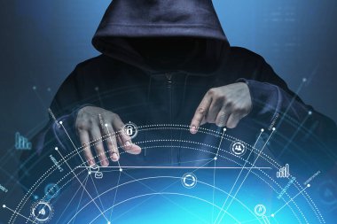 Web hologram arayüzündeki hacker 'ın ön görüntüsü, simgelerin ve bilgilerin parlayan devresi. İnternet, yenilik ve siber saldırı