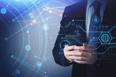 Takım elbiseli bir iş adamı elindeki cihazla arayüz devresini iki katına çıkarıyor. Uluslararası iş, küresel ağ, küresel iletişimde insan