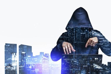 Hacker 'ın gece vakti gizli bilgilere saldırdığını gördüm. New York şehri arka planda. İnternet, yenilik ve siber saldırı, çifte maruz kalma