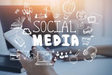 Elektronik cihazlı yöneticiler, ön planda sosyal medya çizimleri, çizim seti. İş finansmanı, sosyal medya pazarlama kavramı